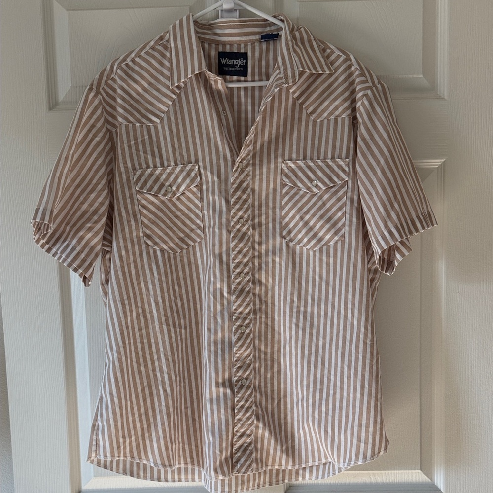 Men’s Wrangler tan and white pearl snap shirt